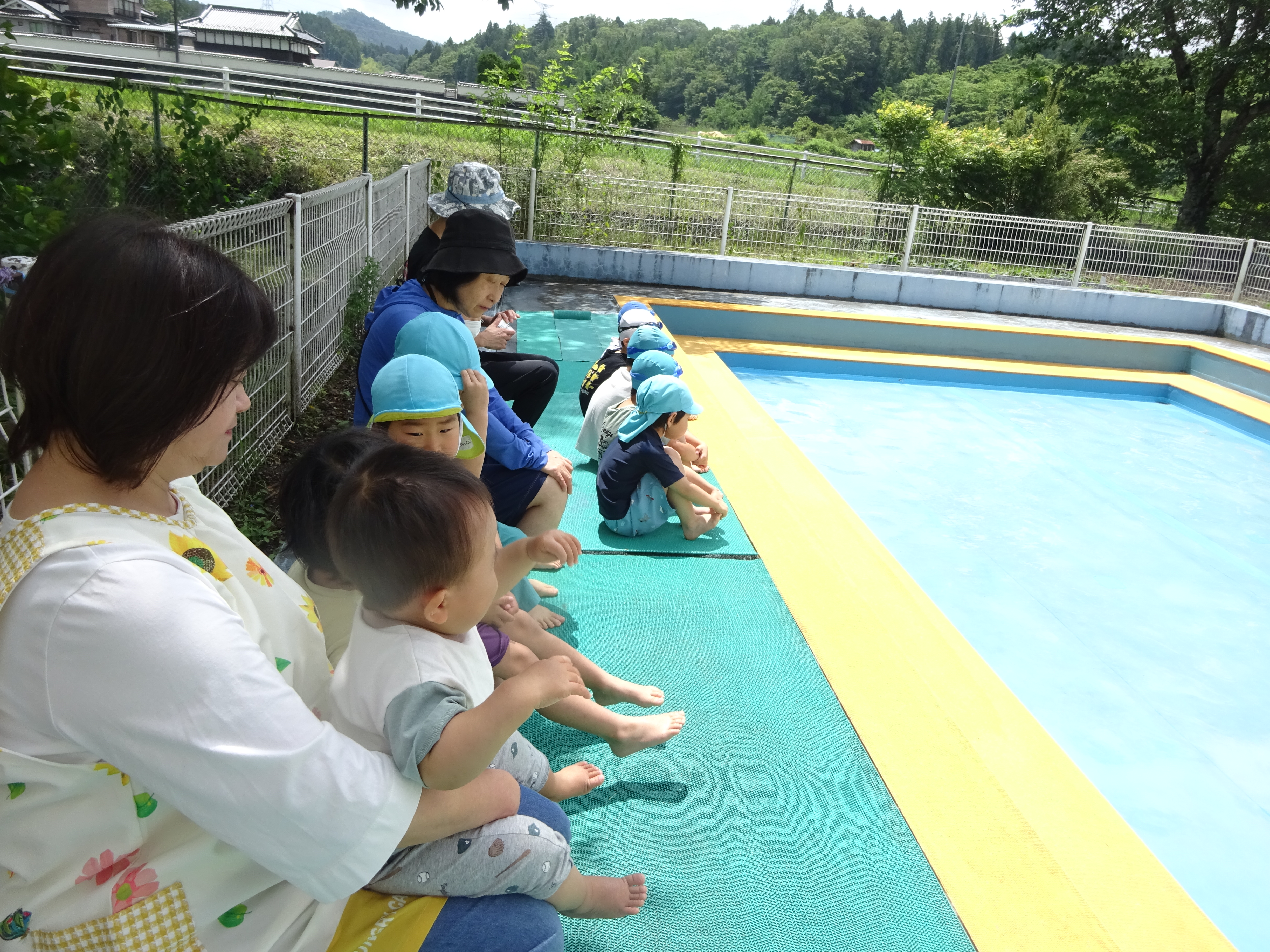 真剣な表情で話しを聞く子ども達、プールの約束を確認しました