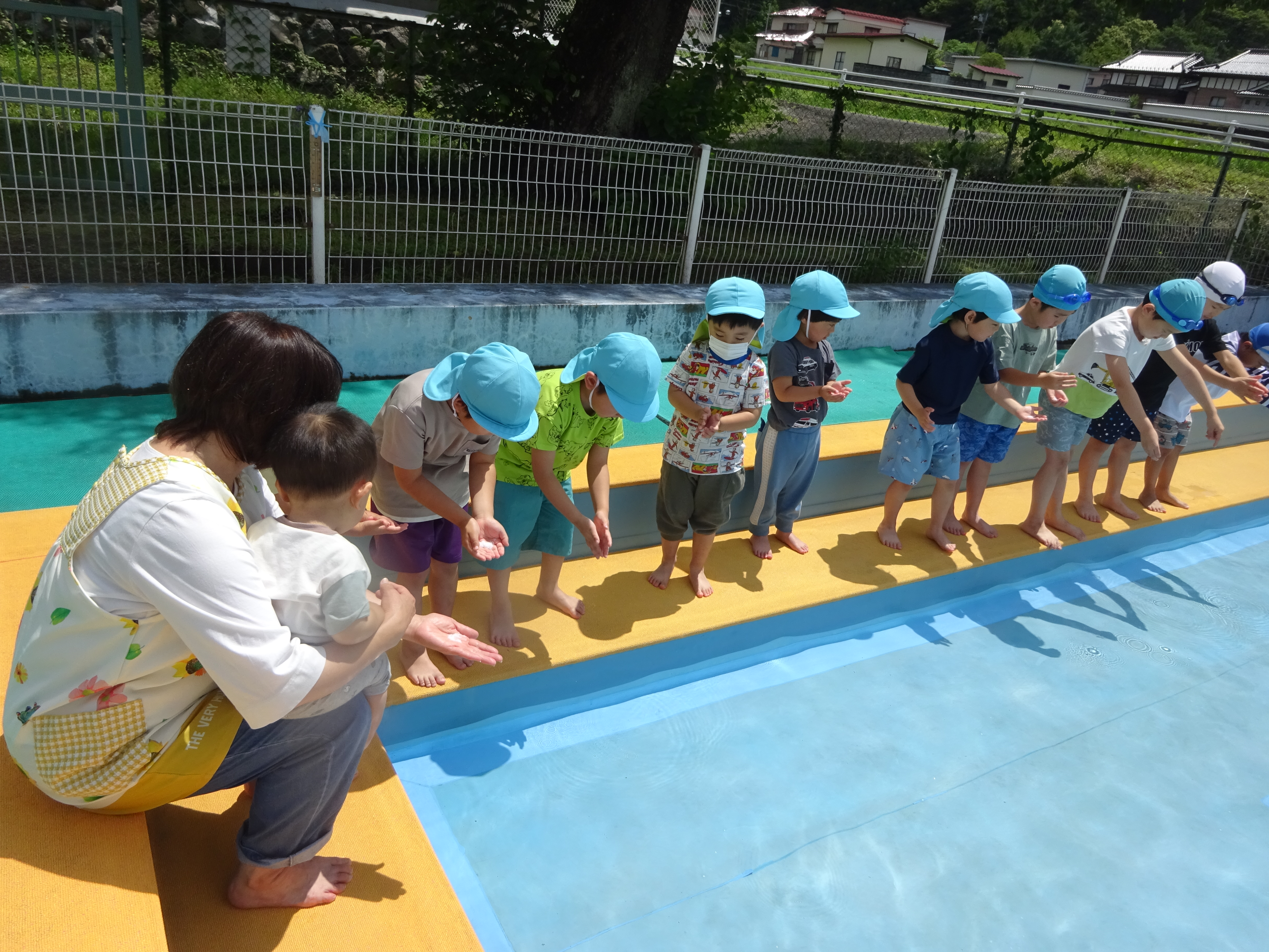 安全を祈願して塩を皆でまきました