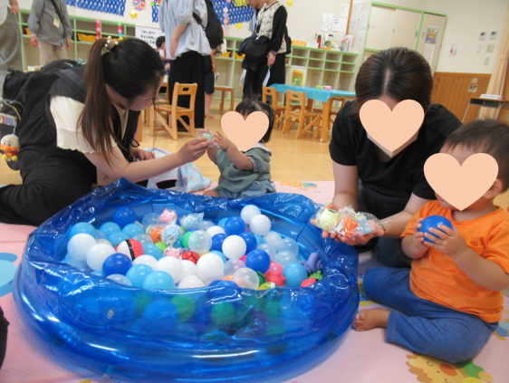 ボールの中から「宝探し」