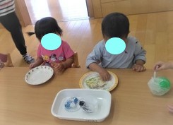 氷遊び、滑りながらも氷をつかんだり、なでたりして遊んだよ。
