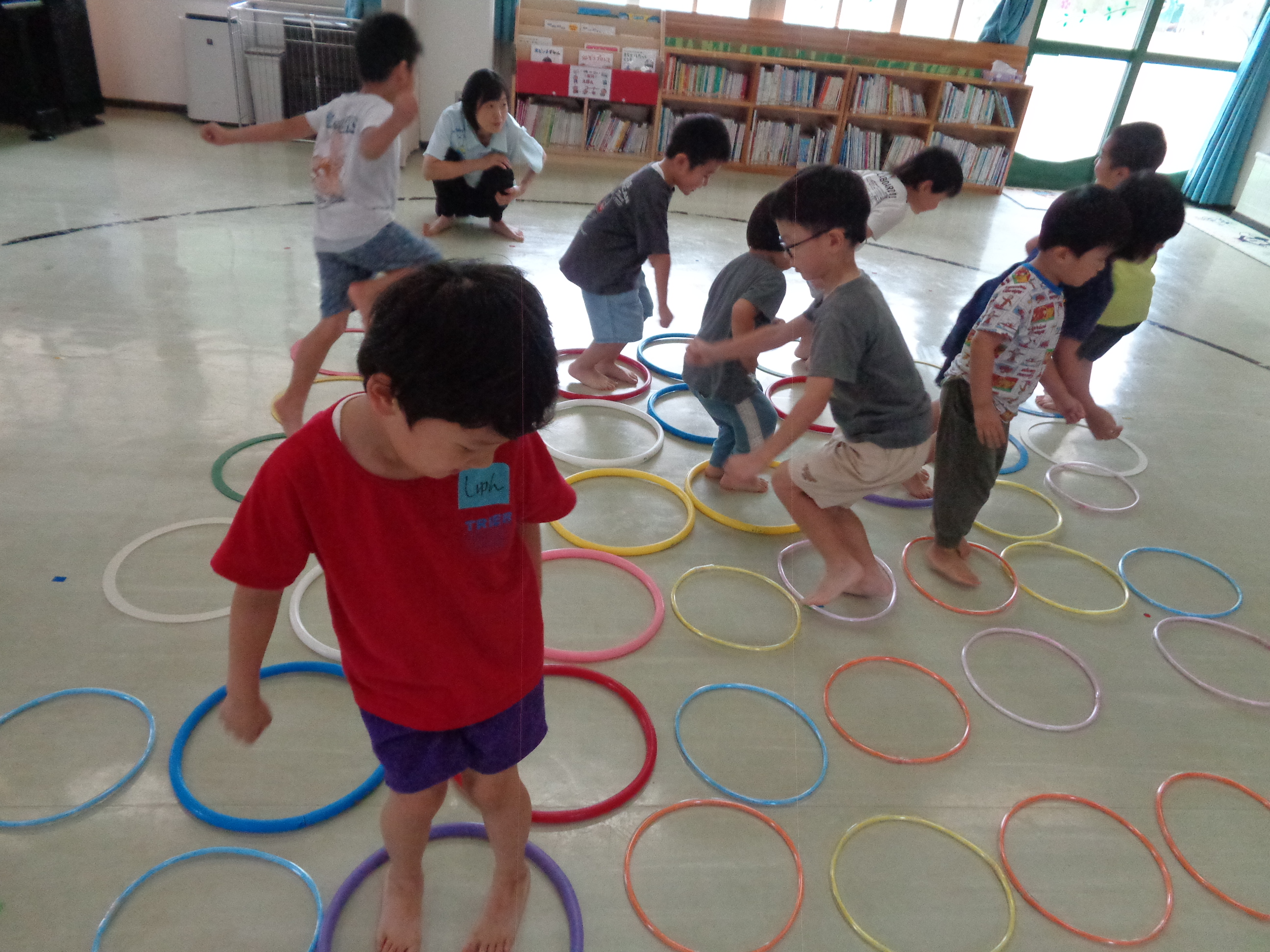 沢山のフラフープ！みんなで一斉にぶつからないようにジャンプしながら移動します。