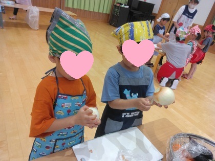 玉ねぎの皮むき♪　薄い皮のところはちょっと剥きづらいな！