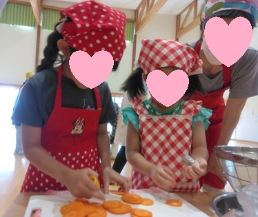 にんじんの型抜き♪　お花や星、ハートの形ができて可愛かったよ(*^▽^*)