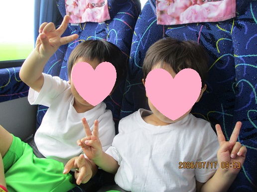 大きなバスに乗って出発進行~(^_-)-☆